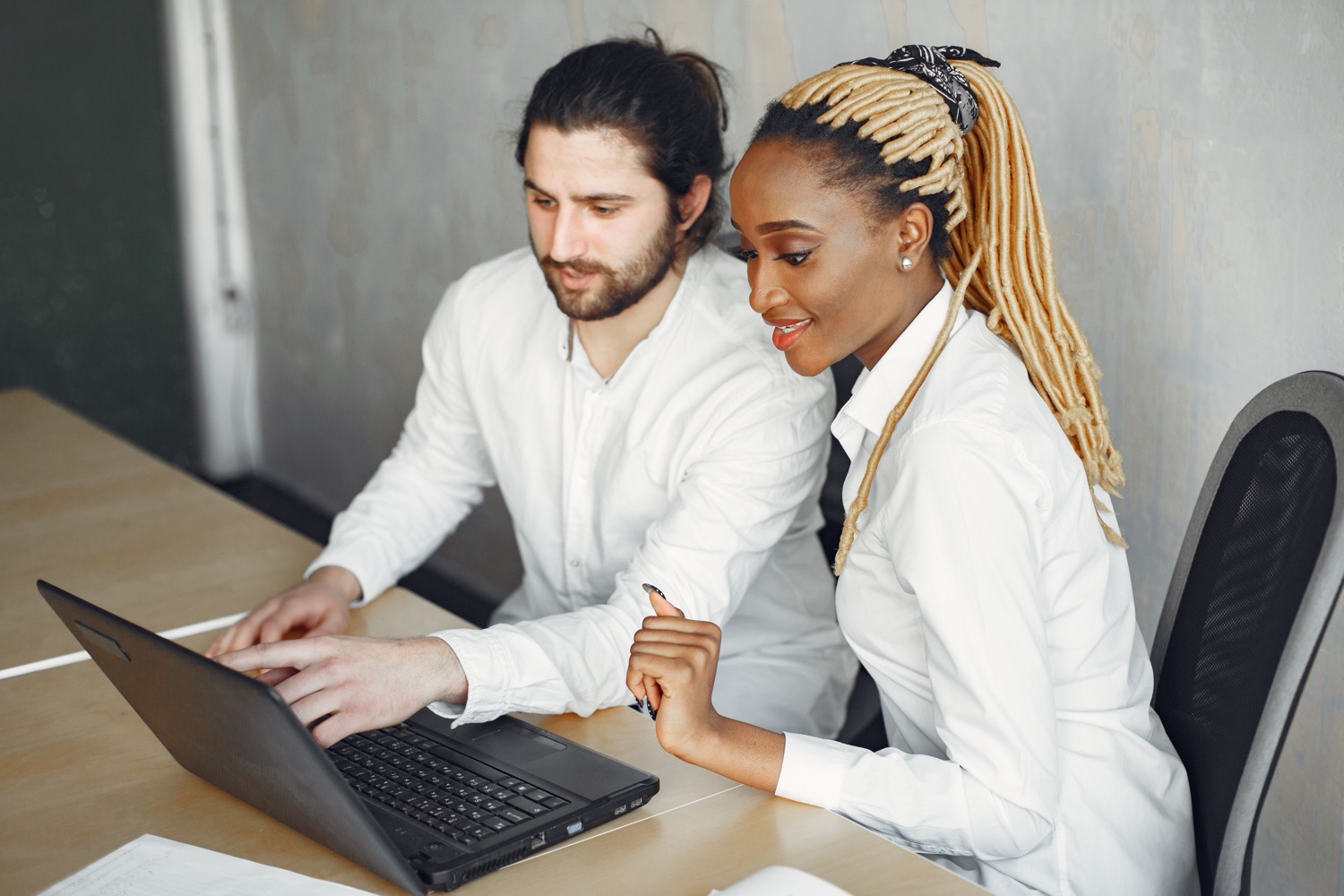 Dos personas revisando juntas la plataforma en un computador