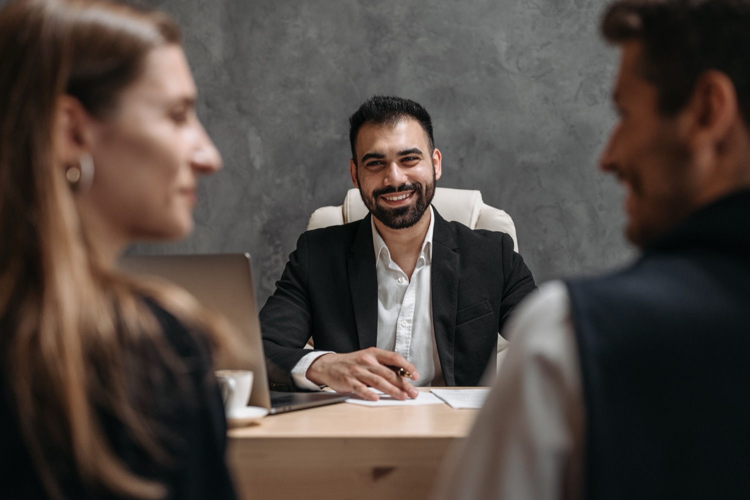 Reunión de trabajo entre una persona de Tictiva y el equipo de una empresa