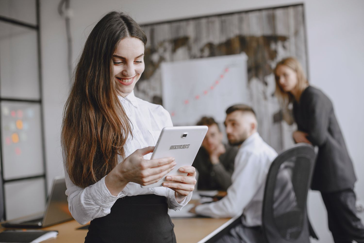 Colaboradora sonriendo mientras responde una encuesta en su tablet
