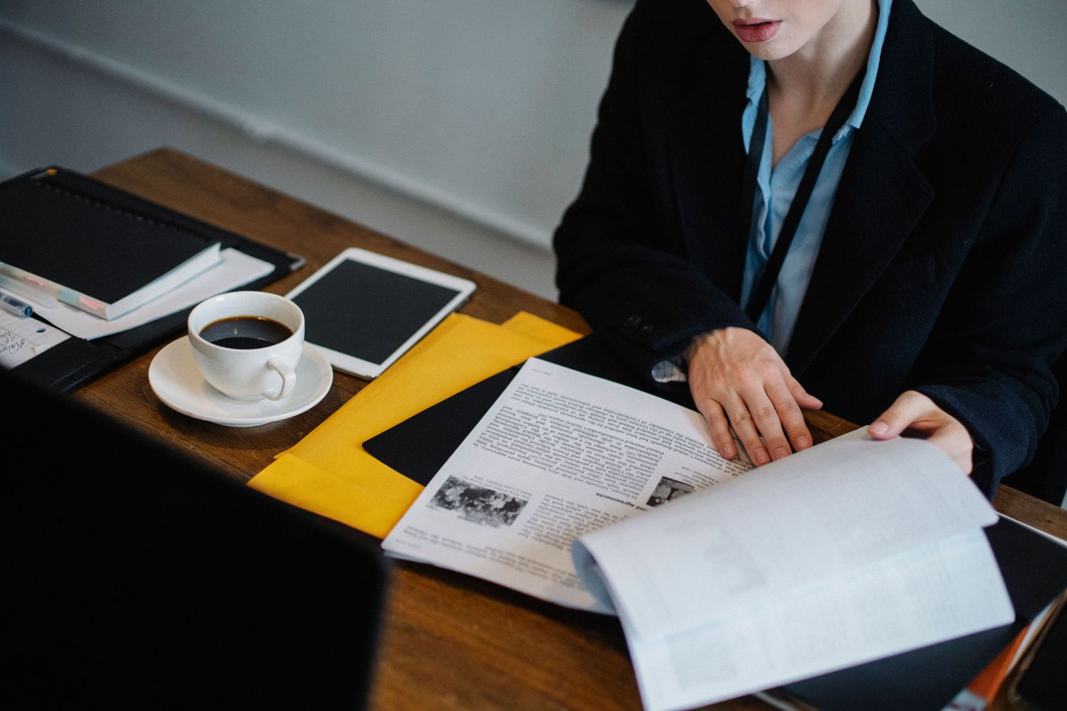 Persona revisando un informe impreso en su escritorio